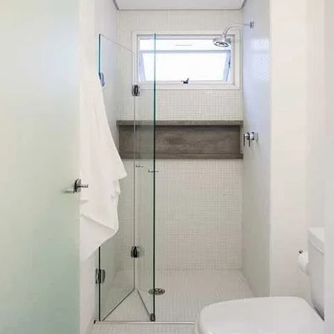 Box flexível articulado em banheiro de vão estreito